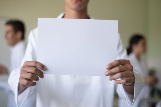 Φτηνά χέρια νέων γιατρών αντί για προσλήψεις