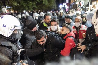Στους δρόμους με κατσαρόλες οι φτωχοποιημένοι Τούρκοι