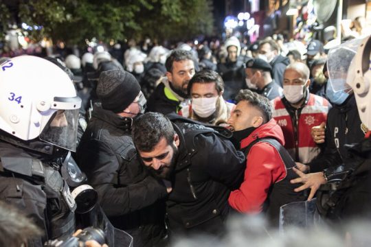 Στους δρόμους με κατσαρόλες οι φτωχοποιημένοι Τούρκοι