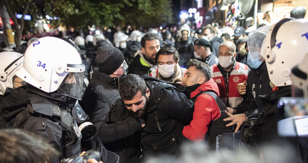 Στους δρόμους με κατσαρόλες οι φτωχοποιημένοι Τούρκοι