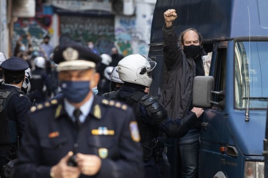 «Στοχεύουν την αντίσταση, στοχοποιούν τον “εχθρό-λαό”»