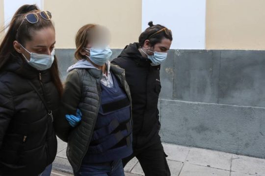 Απολογείται η 49χρονη που πυροβόλησε τον πρώην σύντροφό της