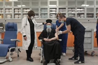 Πώς έφτασε η Ιεραρχία να «ευλογήσει» τον εμβολιασμό