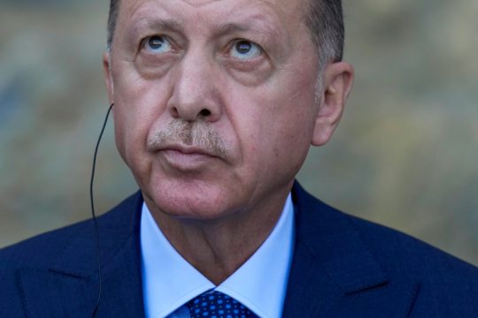 Μήνυση Ερντογάν κατά της εφημερίδας «Δημοκρατία» και τεσσάρων δημοσιογράφων