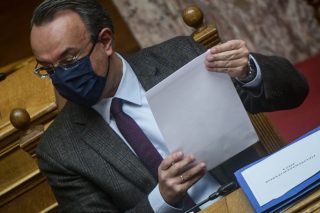 Υπεραισιόδοξος και αντικοινωνικός ο Προϋπολογισμός του 2022