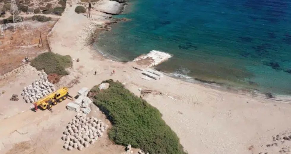 Μετατρέπουν πανέμορφη παραλία σε λιμάνι απόβασης ανεμογεννητριών