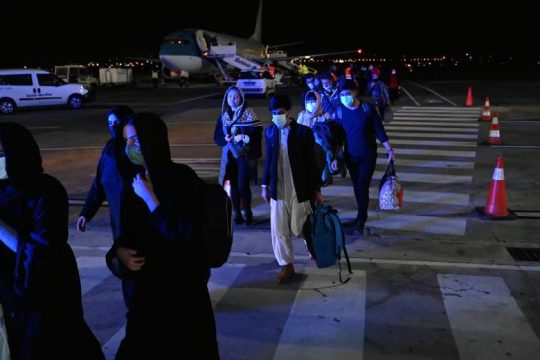 Πώς η Ελλάδα «άνοιξε την αγκαλιά της» για πρόσφυγες από το Αφγανιστάν με άνωθεν εντολή