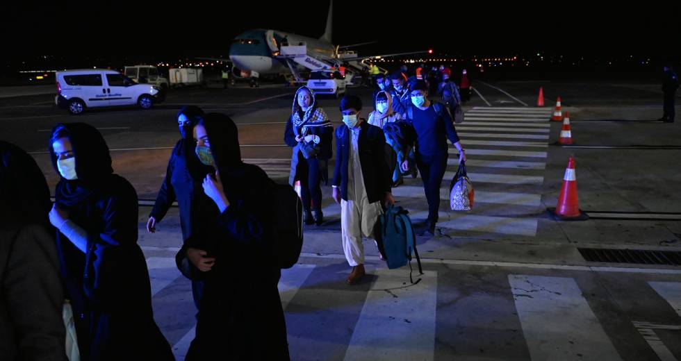 Πώς η Ελλάδα «άνοιξε την αγκαλιά της» για πρόσφυγες από το Αφγανιστάν με άνωθεν εντολή
