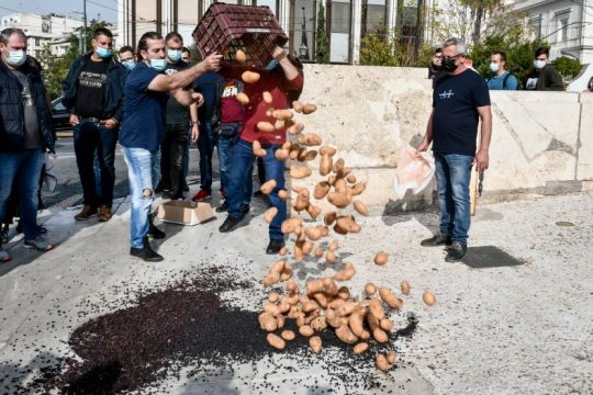 Δυναμικά συλλαλητήρια πυρόπληκτων ενάντια στον εμπαιγμό της κυβέρνησης