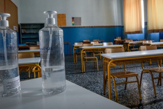 Κλείνουν τμήματα στην Κρήτη – Πάνω από τους μισούς μαθητές θετικοί στον covid