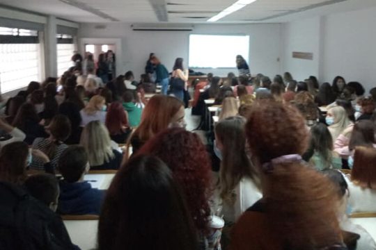 Η εκπαιδευτική διαδικασία αποκλειστικά διά ζώσης, αδιαφορώντας για την κορύφωση της πανδημίας