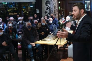 Ρίχνουν βέλη, ανακοινώνουν στηρίξεις