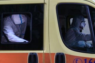 Χάος στα νοσοκομεία με διασωληνωμένους εκτός ΜΕΘ