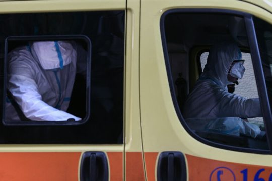 Χάος στα νοσοκομεία με διασωληνωμένους εκτός ΜΕΘ