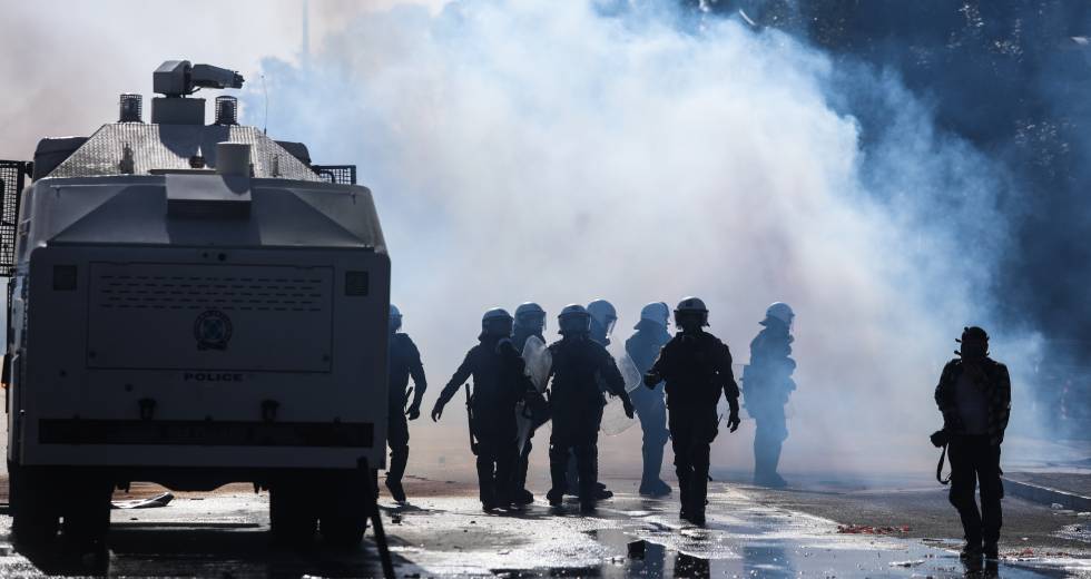 Σοκαριστικό βίντεο με τον τραυματισμό του πυροσβέστη