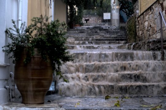 Προβλήματα και κυκλοφοριακό χάος με καταιγίδα μίας ώρας στην Αττική