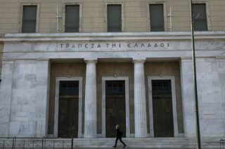 Οι επικίνδυνες παρενέργειες της συρρίκνωσης των τραπεζών