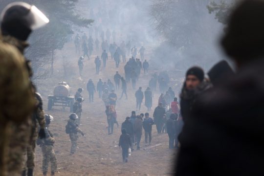 Μέσω Μόσχας η πίεση στο Μινσκ, ενώ η κρίση στα σύνορα με την Πολωνία κλιμακώνεται