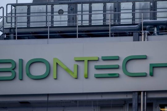 Ειδικό εμβόλιο κατά της παραλλαγής «Ο» εξετάζει η BioNTech