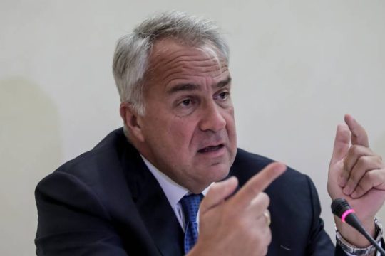 «Γιατί μιλάμε για τον συνωστισμό στις εκκλησίες και όχι στις πορείες;» αναρωτιέται ο Μ. Βορίδης