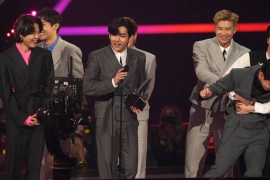 Αmerican Music Awards: Κυρίαρχοι οι BTS, ρεκόρ για την Τέιλορ Σουίφτ
