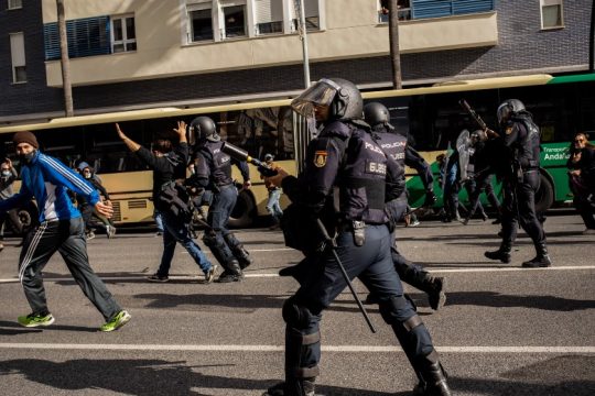 Σοβαρά επεισόδια μεταξύ αστυνομικών και μεταλλουργών στο Κάντιθ της Ισπανίας