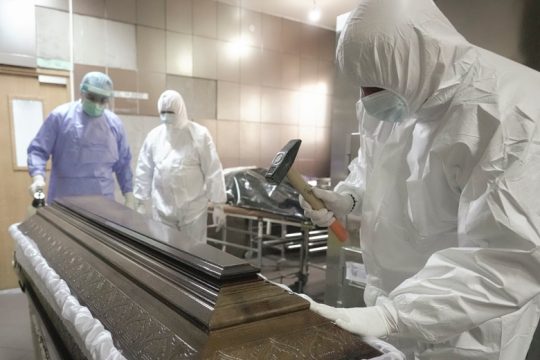Γέμισαν οι νεκροθάλαμοι της Θεσσαλονίκης από θύματα Covid
