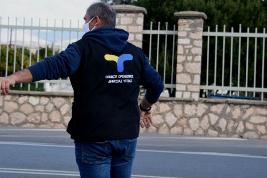 Ξορκίζουν το lockdown, αλλά δεν μπορούν να αποκλείσουν πρόσθετα μέτρα