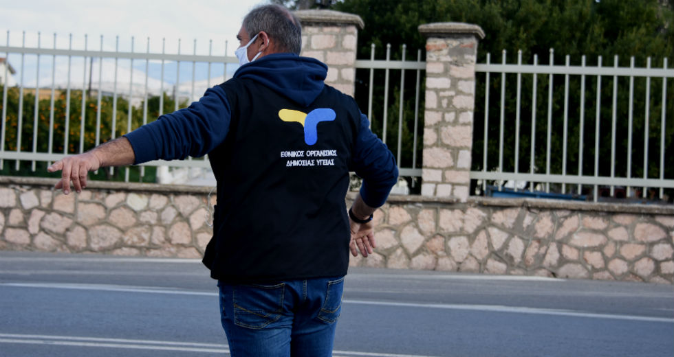 Ξορκίζουν το lockdown, αλλά δεν μπορούν να αποκλείσουν πρόσθετα μέτρα