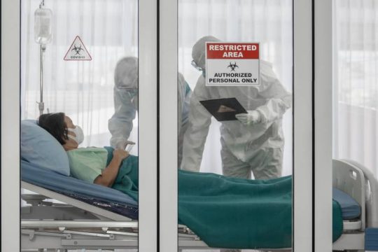 Covid-19: Λιγότερο σοβαρές αλλά όχι πάντα ακίνδυνες οι λοιμώξεις σε εμβολιασμένους