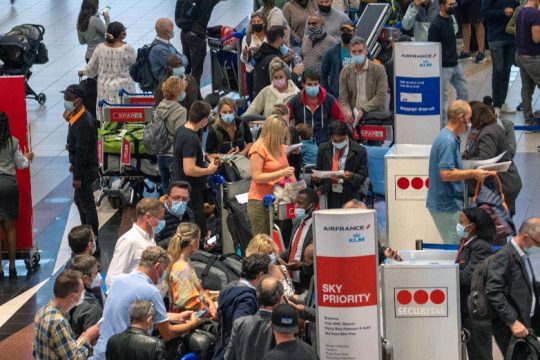 Στο ρυθμό της παραλλαγής «Όμικρον» – Συναγερμός στην Ολλανδία για ύποπτα κρούσματα από Ν. Αφρική