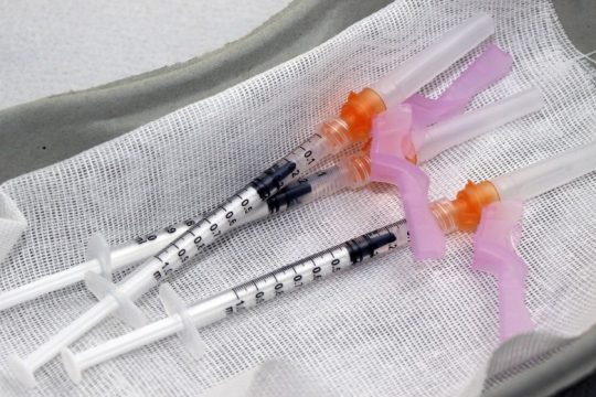 Λεξικό της Οξφόρδης: Λέξη της χρονιάς το vax, από την οποία προέρχεται το εμβόλιο