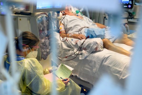 Στους 86 οι νέοι θάνατοι από COVID19 – Αύξηση στους διασωληνωμένους