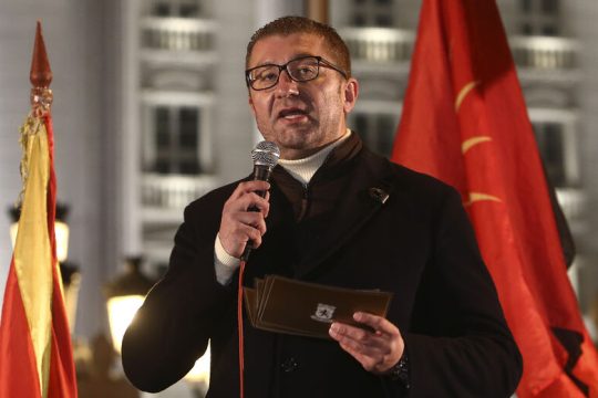 Το ετερόκλητο αντι-Ζάεφ μέτωπο πιέζει για εξουσία