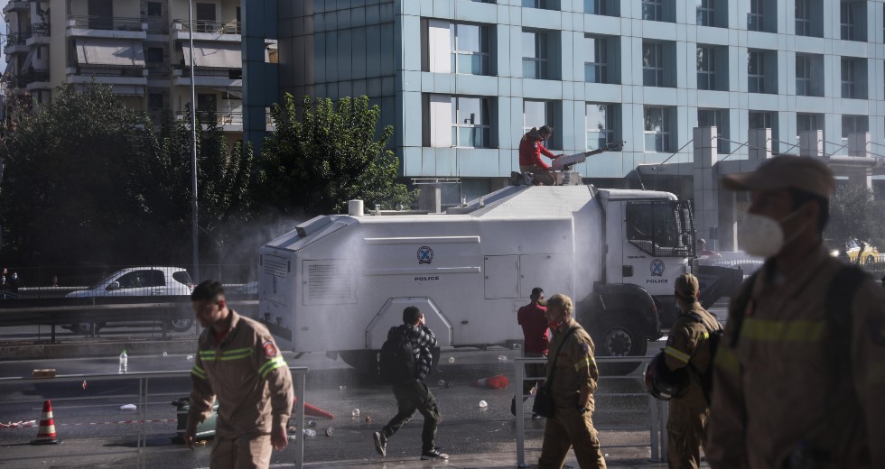 ΚΙΝ.ΑΛΛ. και ΜέΡΑ25 κατά κυβέρνησης για την επίθεση στους πυροσβέστες