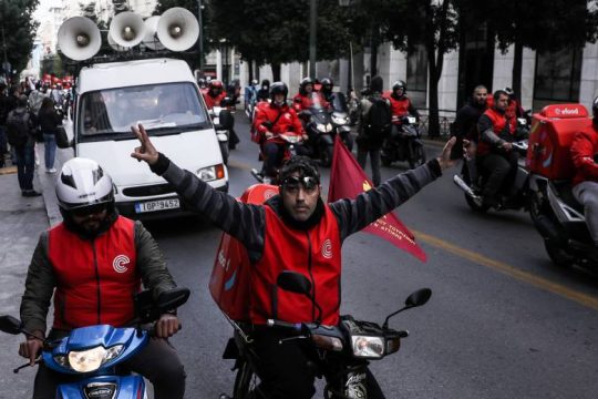 Η στιγμή που εργαζόμενοι της «eFood» και της «Wolt» φθάνουν στο Πολυτεχνείο