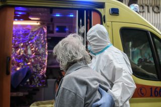 Μεταφέρουν ασθενείς με ιδιωτικά βανάκια