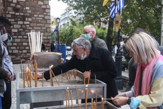 Κορονοϊός: Οι επιστήμονες αντιδρούν για τις εκκλησίες, η κυβέρνηση ανάβει κεράκια