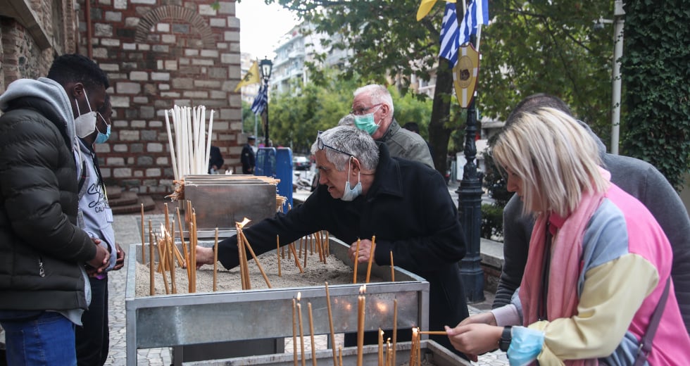 Κορονοϊός: Οι επιστήμονες αντιδρούν για τις εκκλησίες, η κυβέρνηση ανάβει κεράκια