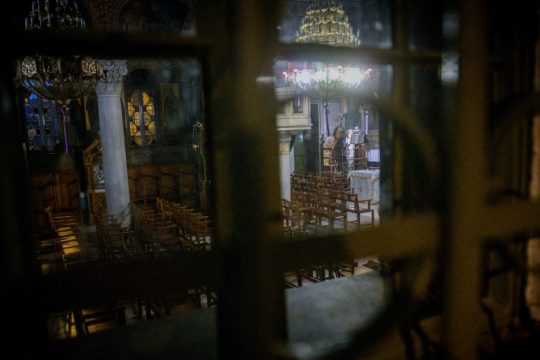 Πρόστιμο μόνο στους πιστούς, όχι στους ιερείς