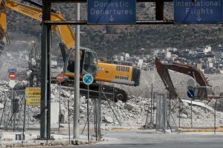 Γη (παραλιακή) και ύδωρ σε «εμβληματικούς» επενδυτές