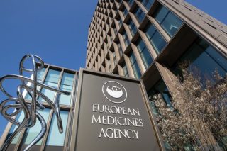 Εκτός διαδικασίας εξέτασης από τον ΕΜΑ η θεραπεία αντισωμάτων της Elli Lilly