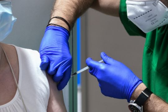 Παράθυρο υποχρεωτικού εμβολιασμού στους άνω των 65