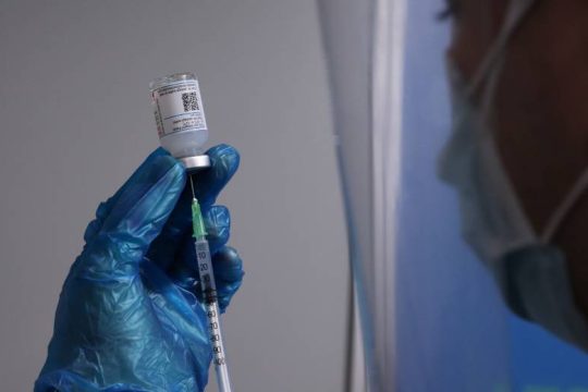 Από Παρασκευή τα ραντεβού για τρίτη δόση σε όλους τους ενήλικες, αφού παρέλθει 6μηνο από τη β΄δόση