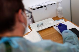 To Βέλγιο εξετάζει τη χορήγηση έξτρα δόσης ΑstraZeneca ή Johnson