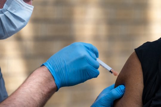 Γερμανία: Προτείνει Pfizer αντί για Moderna στους κάτω των 30