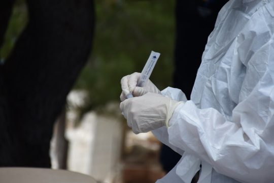 Μικρή αύξηση στις διασωληνώσεις, 6.862 τα νέα κρούσματα