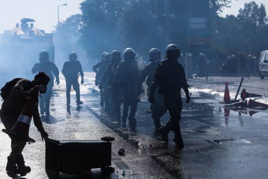 Ούτε καν ΕΔΕ για τους τραυματισμούς πυροσβέστη και φωτορεπόρτερ από τα ΜΑΤ