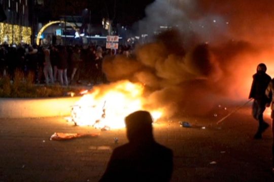 Πληθαίνουν οι αναταραχές στην Ευρώπη με φόντο τα νέα lockdown
