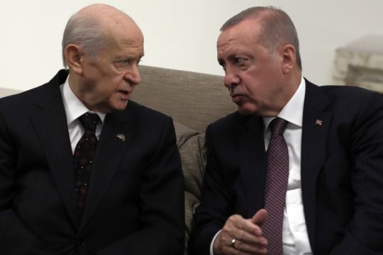 Deutsche Welle: Συμμαχία μεταξύ πολιτικής και μαφίας στην Τουρκία;